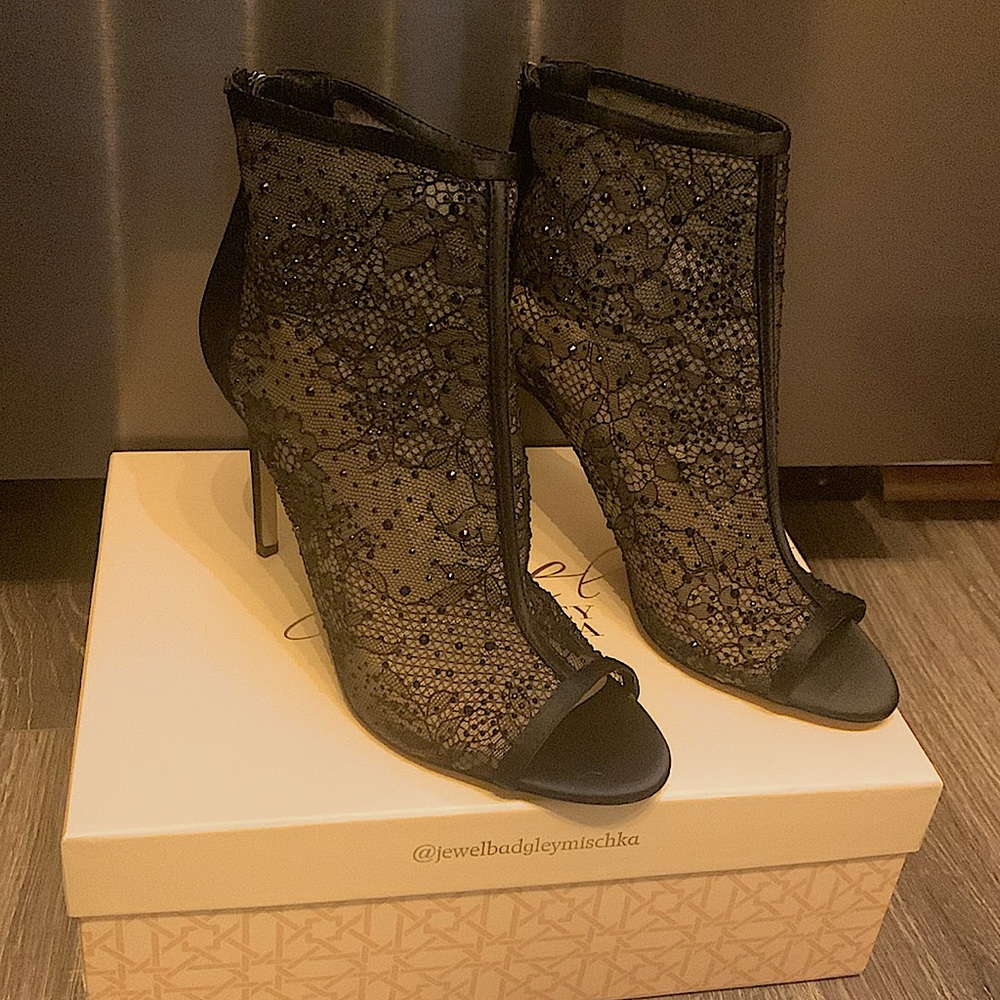 New, never worn; Perfect wedding/formal shoe!  Add some sparkle to your outfit!